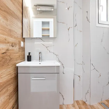 New Glamorous In Downtown * Soluň